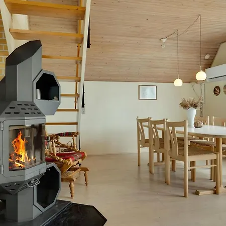 Three-bedroom In Feriehus *